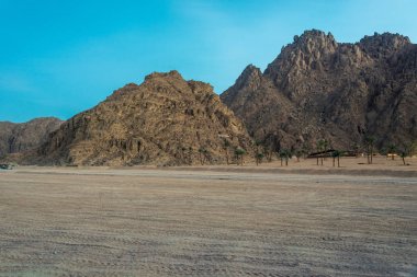 Orta Doğu ya da Afrika, pitoresk çıplak dağ silsilesi ve büyük kumlu vadi çöl manzaraları fotoğraf manzara