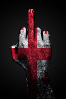 Gürcistan'ın boyalı bayrağı olan bir el, karanlık bir arka plana karşı orta parmağı, saldırganlık belirtisini gösterir..