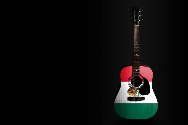 Akustische Konzertgitarre mit gezogener mexikanischer Flagge auf dunklem Hintergrund als Symbol nationaler Kreativität oder Volkslieder. — Stockfoto