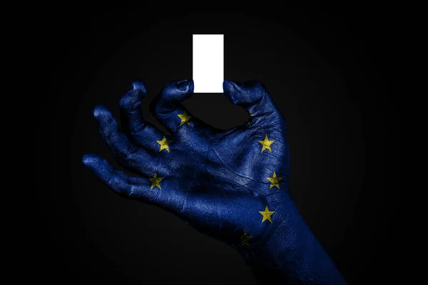 Mano con una bandera pintada UE sosteniendo una pequeña hoja blanca con espacio para una inscripción, se burlan de — Foto de Stock