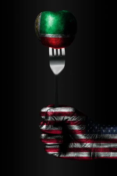 Рука з намальований Прапор США тримає виделкою, на якій знаходиться куля з намальованої Чечня прапора, ознакою впливу, тиску, зчеплення і anecxia. — стокове фото