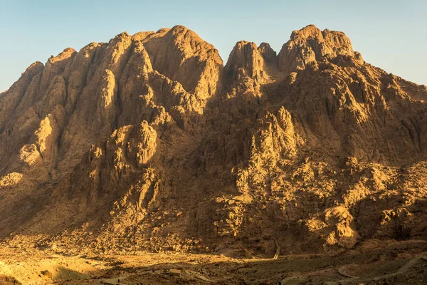 Oriente Médio ou África, pitoresca cordilheira nua e um grande vale arenoso paisagens do deserto fotografias paisagem — Fotografia de Stock