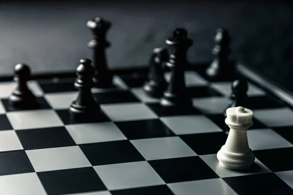 Tablero de ajedrez. La torre blanca amenaza el ajedrez del oponente negro — Foto de Stock