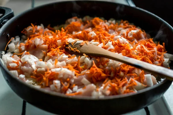 Приготування супу, подрібненої моркви і цибулі смажать на сковороді — стокове фото