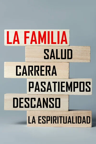 Lista de bloques de madera colocados uno encima del otro con una lista de esferas de la vida humana en español. Marco vertical — Foto de Stock
