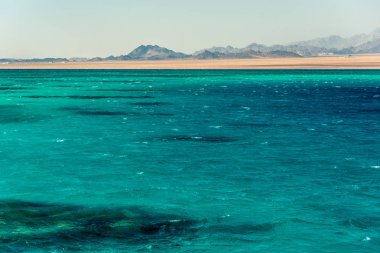 Deniz manzarası, b yüksek kel Dağları ile mavi deniz görünümü