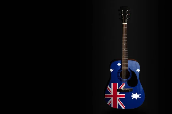 국가 창의성 또는 민요의 상징으로 어두운 배경에 그려진 플래그 호주와 어쿠스틱 콘서트 기타. — 스톡 사진