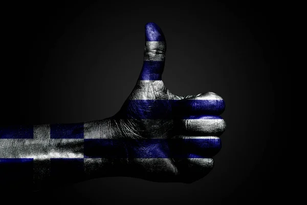 Una mano con una bandera de Grecia dibujada muestra un signo con el dedo hacia arriba, un símbolo de éxito, disposición, una tarea realizada sobre un fondo oscuro . —  Fotos de Stock