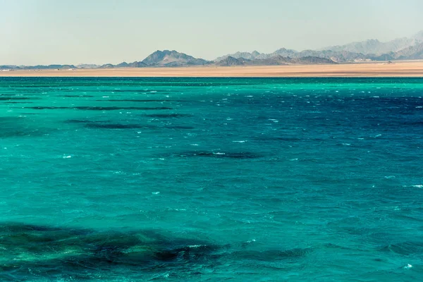 Deniz manzarası, b yüksek kel Dağları ile mavi deniz görünümü