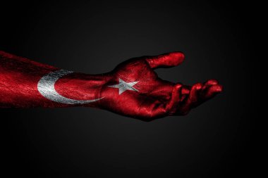 Koyu renkli bir arka plan üzerinde çizilmiş bir Türkiye bayrağı, bir yardım işareti veya bir istek ile uzanmış el.