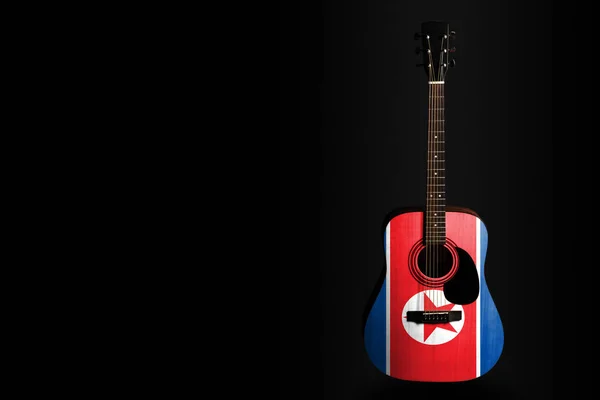 국가 창의또는 민요의 상징으로 어두운 배경에 그려진 국기 북한어쿠스틱 콘서트 기타. — 스톡 사진
