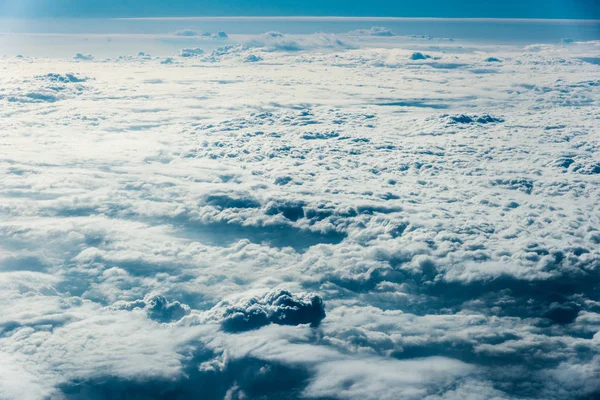 Vista superior de nubes blancas sobre el suelo o el agua —  Fotos de Stock