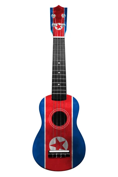 Hawaiianische Nationalgitarre, Ukulele, mit gemalter nordkoreanischer Flagge, auf weißem, isoliertem Hintergrund, als Symbol der Volkskunst oder als Nationallied. — Stockfoto