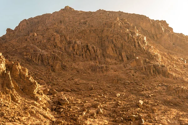 中東やアフリカ、美しい裸山脈と砂漠砂にある大きな谷の風景風景写真 — ストック写真