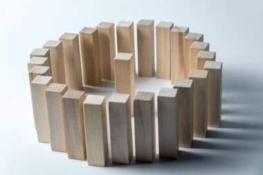 ahşap küpler büyük bir daire, bir merkezinde, çizgilerin bir sembolü olarak, görevler bir dizi ve bir lider, düzensiz beyaz bir arka plan üzerinde. Yatay çerçeve