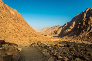Orta Doğu ya da Afrika, pitoresk çıplak dağ silsilesi ve büyük kumlu vadi çöl manzaraları fotoğraf manzara