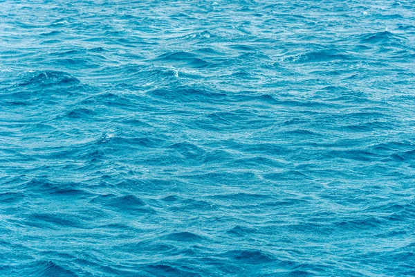 Tekstura niebieski morza lub oceanu woda pełna klatka — Zdjęcie stockowe