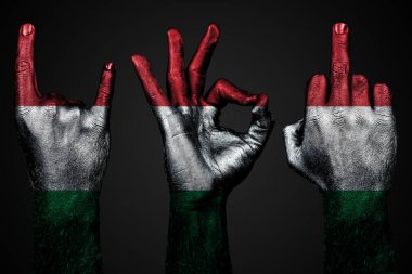 boyalı bayrak İtalya göstermek ile üç el bir dizi orta parmak, keçi ve Tamam, saldırganlık, protesto ve karanlık bir arka plan üzerinde onay bir işareti.