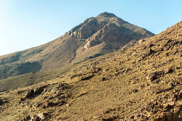 中东或非洲, 风景如画的光秃秃的山脉和一个大的沙质山谷沙漠景观景观摄影 — 图库照片