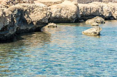 dinlenme ve seyahat, mavi deniz ve taşlar