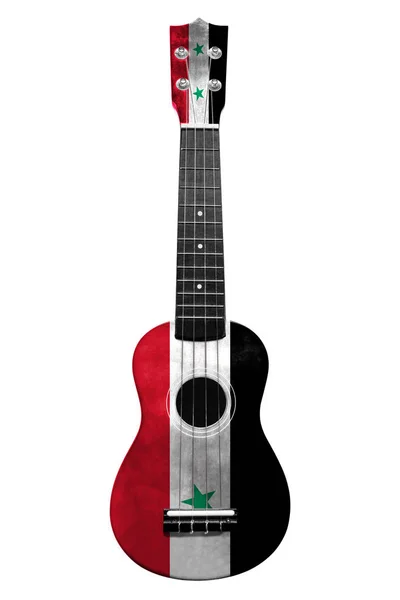 Hawaiianische Nationalgitarre, Ukulele, mit bemalter syrischer Flagge, auf weißem, isoliertem Hintergrund, als Symbol der Volkskunst oder als Nationallied. — Stockfoto