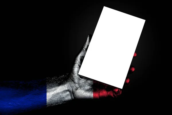 Mão com bandeira pintada França segurando uma grande folha branca com espaço para uma inscrição, mock up — Fotografia de Stock