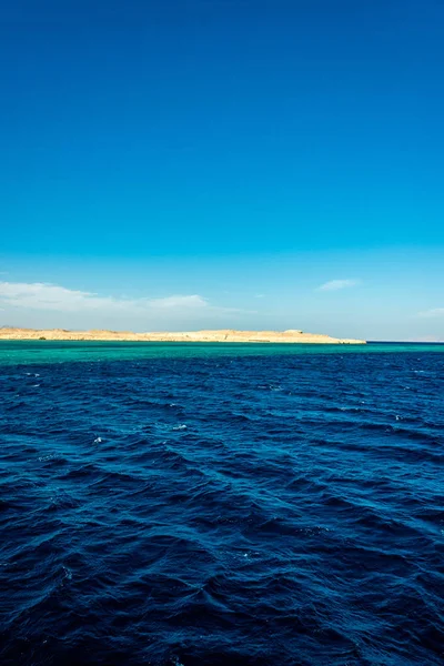 Paysage marin, vue sur la mer bleue avec de hautes montagnes chauves dans le b — Photo