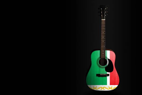 국가 창의성 이나 민요의 상징으로 어두운 배경에 그려진 플래그 체첸어 어쿠스틱 콘서트 기타. — 스톡 사진