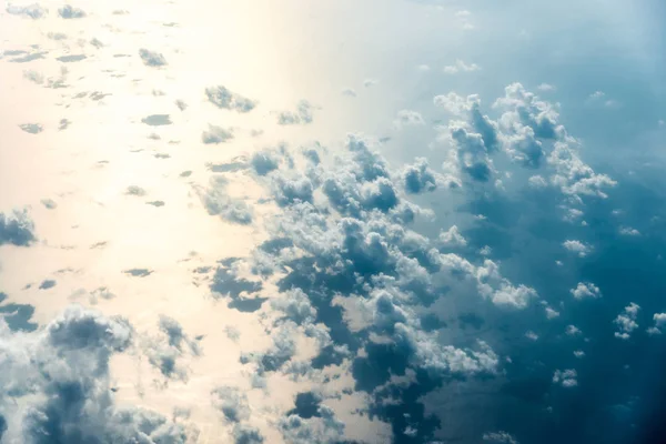 Su üstünde beyaz bulutların Üstten Görünüm — Stok fotoğraf