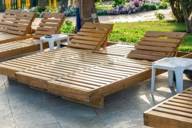 birkaç güverte sandalyeleri plaj veya havuz kenarında dinlenmek