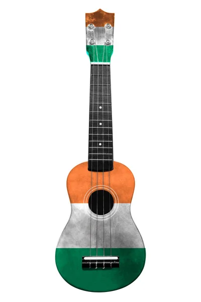 夏威夷国家吉他，古乐，画爱尔兰国旗，在白色孤立的背景，作为民间艺术或国歌的象征. — 图库照片