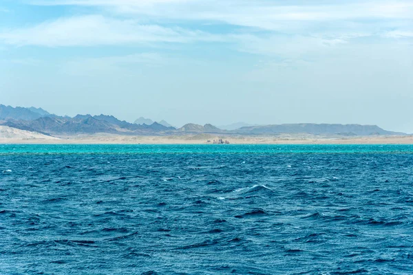 Seascape, view of the blue sea with high bald mountains in the b — Stock Photo, Image