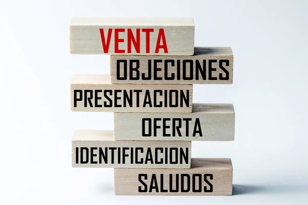 Una lista de bloques de madera colocados uno encima del otro con una lista de técnicas de venta en español. Marco horizontal — Foto de Stock