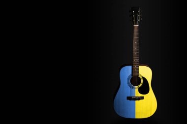 Ulusal yaratıcılık veya halk şarkısı sembolü olarak, karanlık bir arka plan üzerinde, çizilmiş bir bayrak Ukrayna ile Akustik konser gitar.