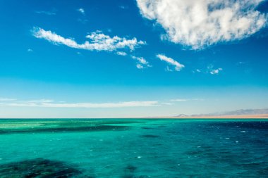 Deniz manzarası, b yüksek kel Dağları ile mavi deniz görünümü