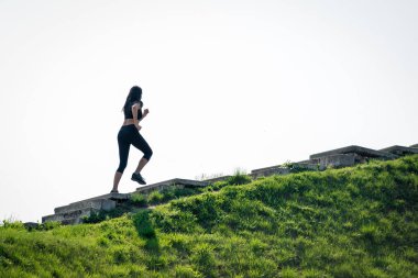 Koyu saçlı ince güzel kız merdivenlerden yukarı çalışır, sağlıklı yaşam tarzı sembolü, güçlü bir lider ve sağlıklı rekabet