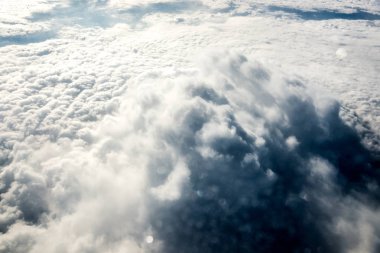 Beyaz bulutların üzerinde zemin veya su Üstten Görünüm
