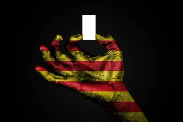 Hand met een geschilderde vlag Catalonië met een klein wit blad met ruimte voor een inscriptie, mock up — Stockfoto