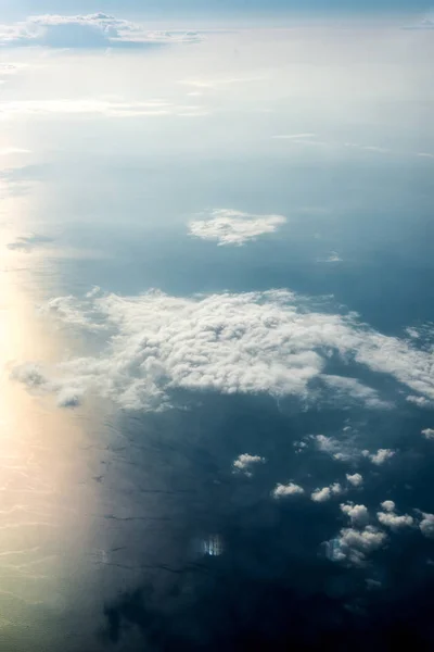 Su üstünde beyaz bulutların Üstten Görünüm — Stok fotoğraf