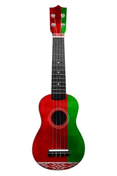Guitarra nacional hawaiana, ukelele, con una bandera pintada de Bielorrusia, sobre un fondo blanco aislado, como símbolo del arte popular o una canción nacional . —  Fotos de Stock