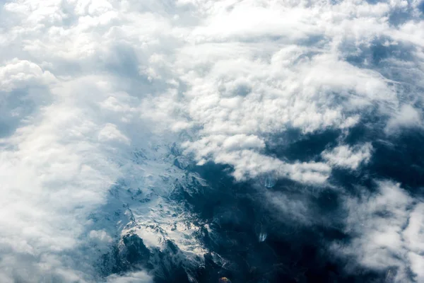 Beyaz bulutların üzerinde zemin veya su Üstten Görünüm — Stok fotoğraf
