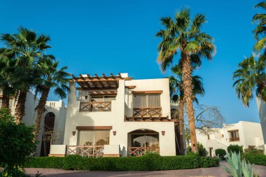 Sharm el-Sheikh, Mısır, 02/25/2019. Palmiye ağaçları arasında iç otelden iki katlı evler