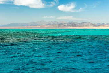 Deniz manzarası, b yüksek kel Dağları ile mavi deniz görünümü