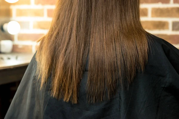 散髪後の美しい長い茶色の髪の少女 — ストック写真