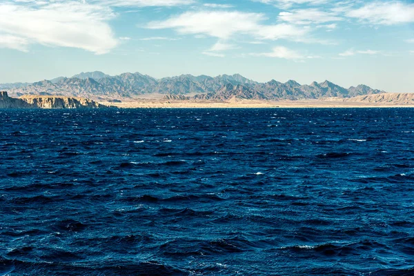 Paisaje marino, vista del mar azul con altas montañas calvas en el b — Foto de Stock