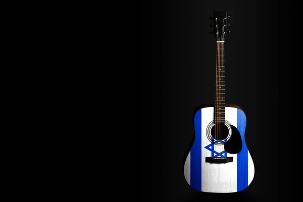 Akustische Konzertgitarre mit gezogener Fahne auf dunklem Hintergrund als Symbol nationaler Kreativität oder Volkslied. — Stockfoto