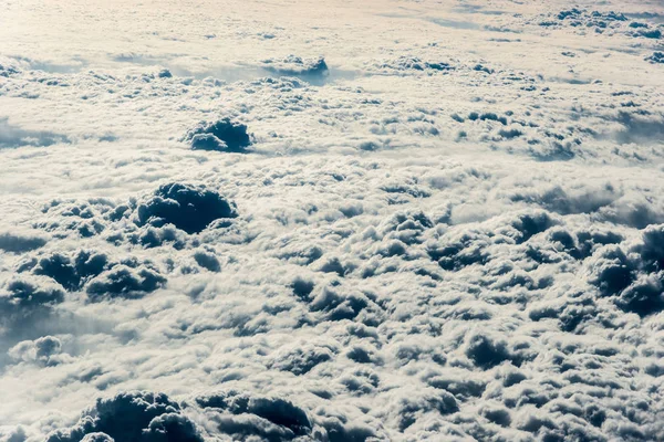 Vista superior de nubes blancas sobre el suelo o el agua —  Fotos de Stock