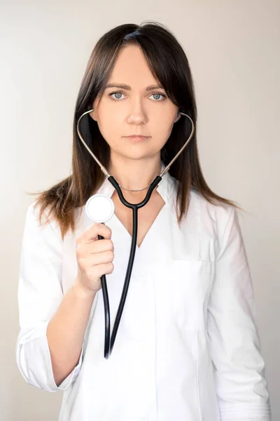 Médica Jovem Com Cabelo Escuro Casaco Médico Branco Com Estetoscópio — Fotografia de Stock