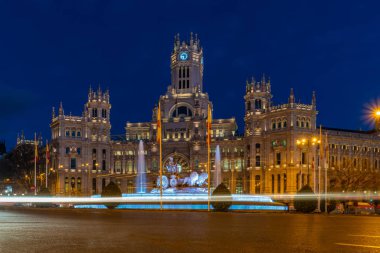 Madrid - Çeşme ve Tanrıça Cibele ve sepeti, Palacio de Cibeles, postane ve koltuk yönetiminin arkasındaki tahrik onların aslan figürü ile Plaza de Cibeles