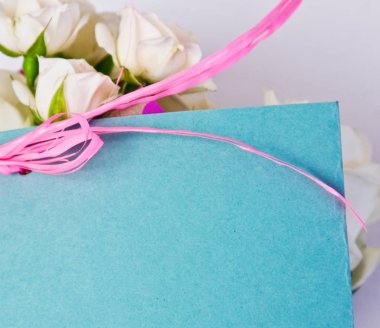 Beyaz güller ve yazı kartı